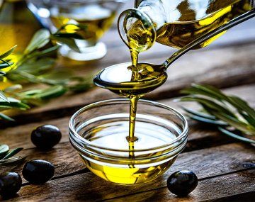 La ANMAT prohibió dos marcas de aceite de oliva.