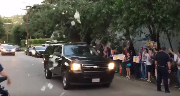 Como a Blatter: tiraron dólares contra una caravana de Hillary