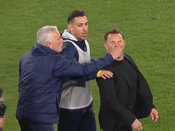 Insólito momento: Mourinho perdió el clásico otra vez y agredió al DT rival