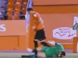 este arquero quiso simular un golpe, pero termino haciendo un papelon este arquero quiso simular un golpe, pero termino haciendo un papelon