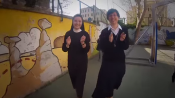 el vaticano, de festejo con una reversion del tema happy el vaticano, de festejo con una reversion del tema happy