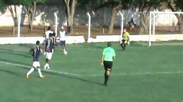 Juega con 12: un masajista evitó un gol en Brasil