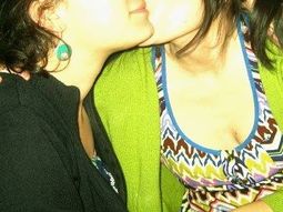 denuncian que las echaron de un bar por darse un beso denuncian que las echaron de un bar por darse un beso