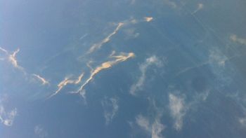 hallan rastros de carburante en el mar mientras buscan el avion de malasia hallan rastros de carburante en el mar mientras buscan el avion de malasia