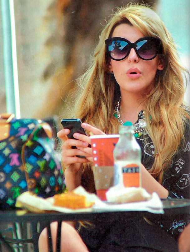 Después de 19 años, Charlotte conoció a su abuelo en medio de un escándalo