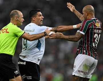 Picante cruce entre Luis Suárez y Felipe Melo