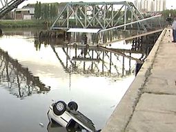 quiso estacionar y ¡mira como quedo el auto! quiso estacionar y ¡mira como quedo el auto!