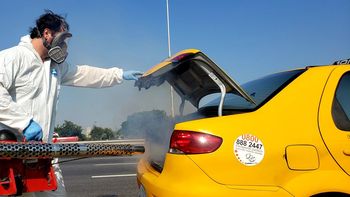 Fumigan taxis en C&oacute;rdoba por el coronaviurs - Cr&eacute;dito:&nbsp;@leoguevara80