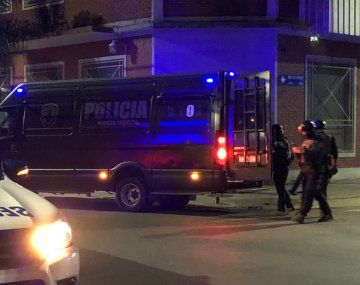 Hay al menos tres policías heridos por la toma de rehenes en Caseros