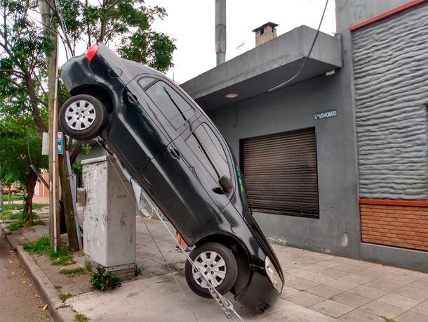 Insólito accidente en Lanús: un auto terminó colgado de un poste de luz