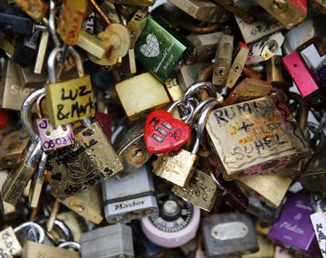 Subastarán los candados del famoso puente del amor de París