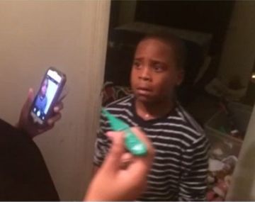 Padres crueles le dicen a su hijo que tiene Ébola