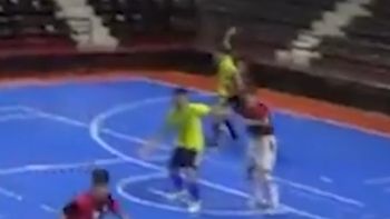 violento final en el clasico rosarino de futsal: un jugador mordio a otro y hubo agresiones violento final en el clasico rosarino de futsal: un jugador mordio a otro y hubo agresiones