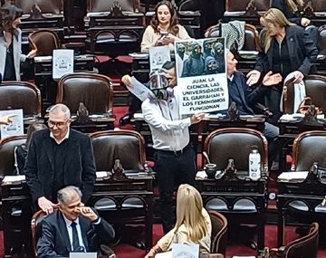 Diputado se disfrazó de El Eternauta para defender al Garrahan y las universidades