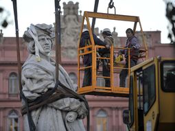retiraron la estatua de colon que esta detras de la rosada retiraron la estatua de colon que esta detras de la rosada