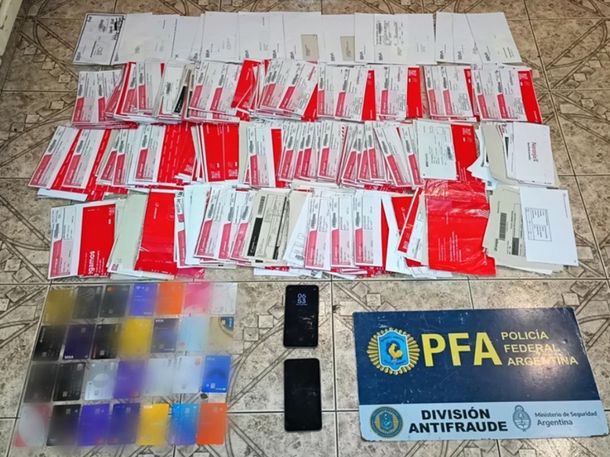 Interceptaban las tarjetas de crédito cuando eran enviadas por correo para hacer estafas