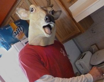 Un hombre lleva una máscara de ciervo hace cinco años