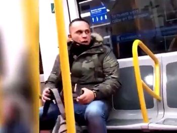 Un video muestra el momento en que un hombre atacó a una mujer por sudaca