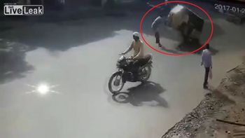 Un hombre muere después de sufrir un extraño accidente en India Un hombre muere después de sufrir un extraño accidente en India