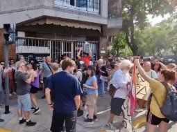 cacerolazo en la puerta del acto de karina milei en villa urquiza cacerolazo en la puerta del acto de karina milei en villa urquiza