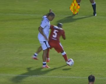 Un ex crack brasileño hizo el mejor caño de los últimos tiempos