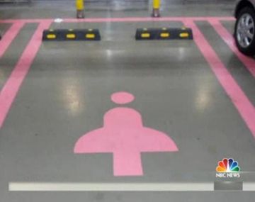 Demasiado machista: crean cocheras más amplias para que las mujeres puedan estacionar