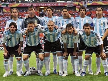 El Cuchu, entre Maxi Rodríguez y Carlos Tevez