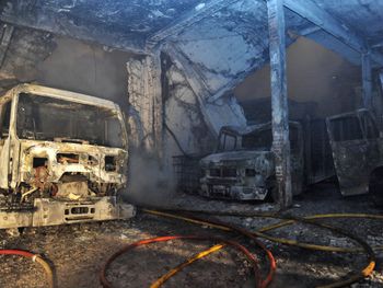 Un voraz incendio afectó a una fábrica en Valentín Alsina