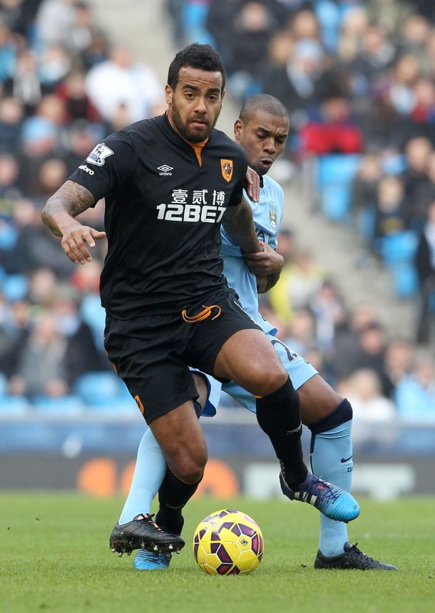 Manchester City empató frente al débil Hull y el Chelsea se alejó en la cima