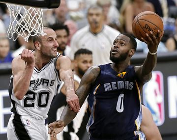 Manu Ginóbili de San Antonio Spurs ante Memphis Grizzlies