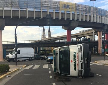 Una ambulancia volcó y estuvo cortando el tránsito 9 horas 