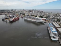 El Puerto de Montevideo vive una temporada récord de cruceros, con un 11% de aumento respecto al año pasado. El Puerto de Montevideo vive una temporada récord de cruceros, con un 11% de aumento respecto al año pasado.