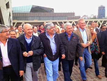 Todos fueron invitados al acto; cada uno elige qué hacer