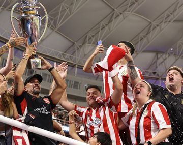 Desde la tribuna: así levantó la copa Juan Sebastián Verón luego de la consagración de Estudiantes