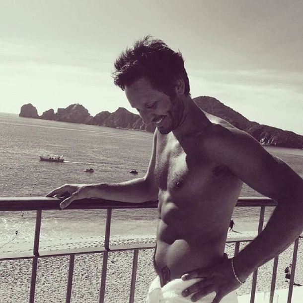 El actor mostró sus abdominales en Instagram