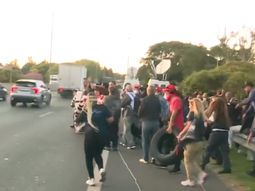 asi cortaron la panamericana los trabajadores de fate en protesta contra la reforma laboral asi cortaron la panamericana los trabajadores de fate en protesta contra la reforma laboral