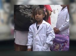 La historia detrás de la foto de la nena que hace su tarea mientras pide limosna