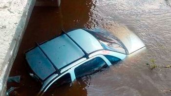 Así quedó el auto en el arroyo Así quedó el auto en el arroyo