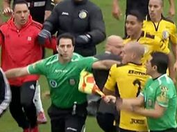 Invasión de cancha en comunicaciones vs riestra Invasión de cancha en comunicaciones vs riestra