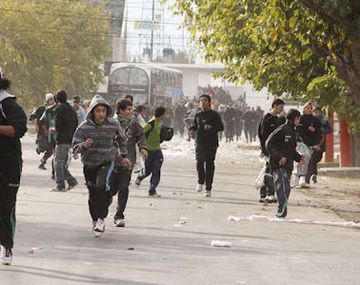 Violencia sin fin: hinchas de San Martín rompieron micro