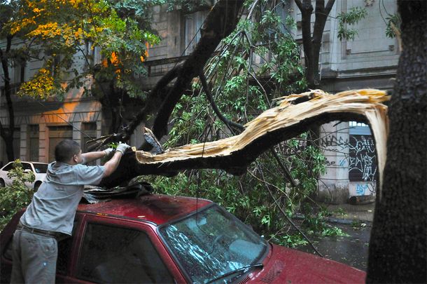 Diluvia en la Ciudad, el Gran Buenos Aires y la temperatura bajó 10 grados