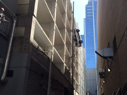 Su auto cayó a la vereda desde el sexto piso