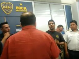 mira el video del escandalo en boca: los hinchas reclaman entradas mira el video del escandalo en boca: los hinchas reclaman entradas