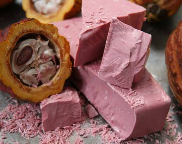 El grano de cacao Ruby posee una tonalidad rosada de manera natural