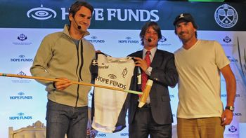Enrique Blaksley, presidente de Hope Fund, junto a Federer y Cambiaso Enrique Blaksley, presidente de Hope Fund, junto a Federer y Cambiaso