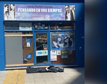 Tiraron una bolsa mortuoria en una unidad básica peronista por la vacunación VIP