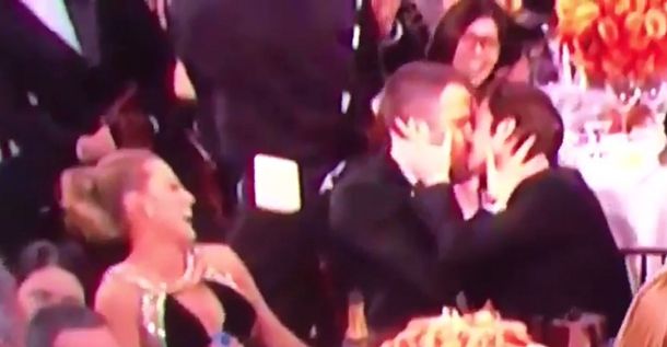 Beso entre Ryan Reynolds y Andrew Garfield en los Premios Globo de Oro