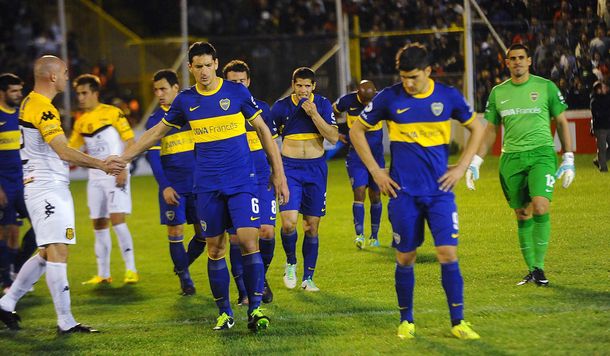 Olimpo goleó a un Boca sin Gago, sin Riquelme y sin fútbol