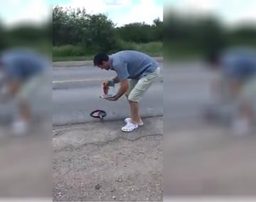 Aprovechó los 60 grados de térmica y cocinó en la calle un bife con huevo