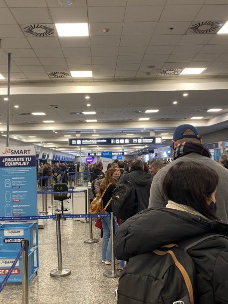 Demoras y desvíos en vuelos de Ezeiza y Aeroparque por la intensidad de la tormenta